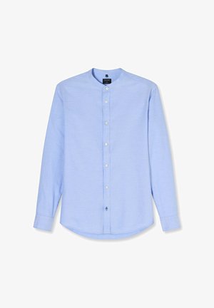 Hellblaues Herrenlangarmhemd mit Stehkragen und weißen Knöpfen auf der Vorderseite, präsentiert vor weißem Hintergrund.