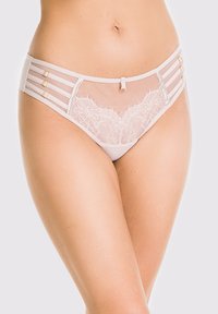 Siateczkowy strój kąpielowy z koronkowymi detalami, w kolorze kremowym, z trzema złotymi paskami po każdej stronie, podkreślonymi ozdobną kokardką z przodu.