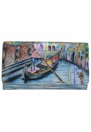 Vouwportemonnee met een kleurrijke print van een gondel scène op een textuur oppervlak, met strepen en een decoratieve bloemvormige accent.