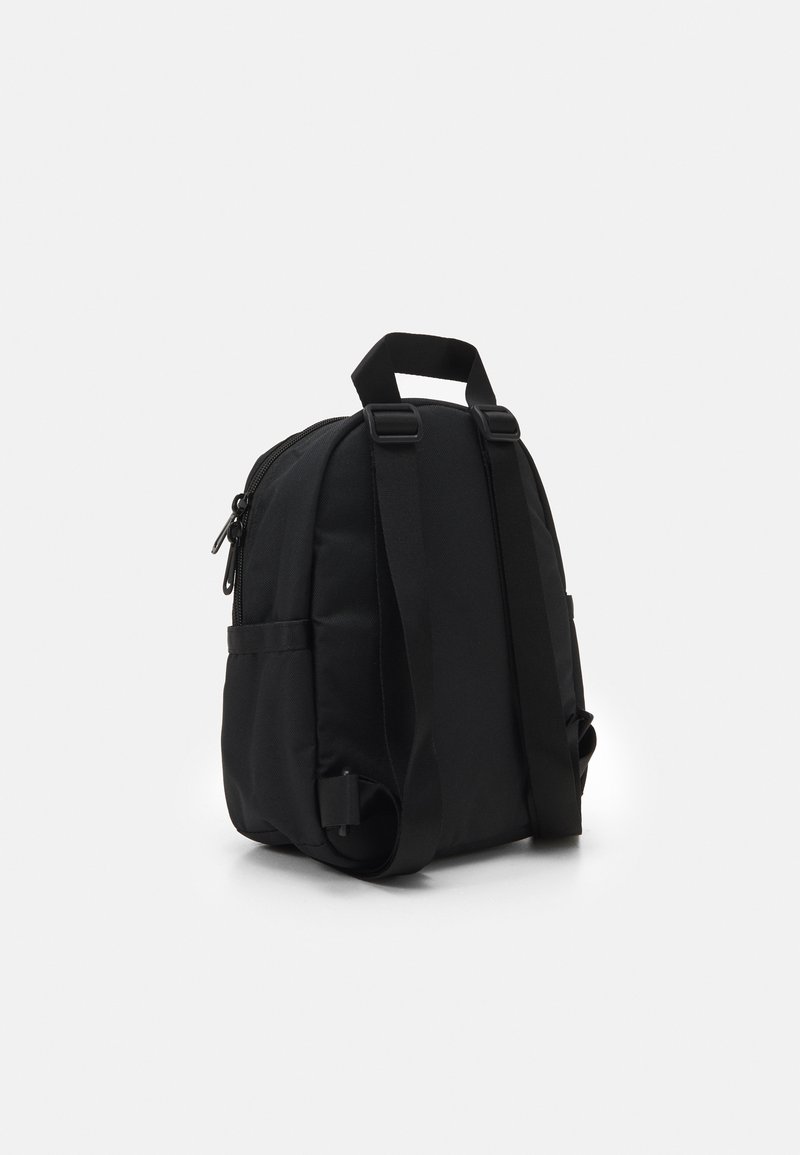 Zaino nero realizzato in tessuto resistente, con forma arrotondata, doppie cinghie regolabili, manico superiore e chiusura a zip.
