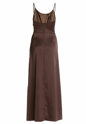 Robe en satin marron sans manches avec bretelles spaghetti, corsage ajusté et longue jupe fluide, vue de dos.