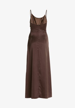 Robe en satin marron sans manches avec bretelles spaghetti, corsage ajusté et longue jupe fluide, vue de dos.