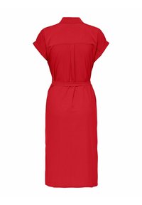 Robe chemise rouge avec col, manches courtes retroussées, taille ceinturée, et une coupe fluide arrivant au genou avec une texture lisse.