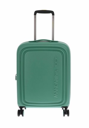 Valise rigide verte avec quatre roues et poignée noire prolongée, debout sur un fond blanc.