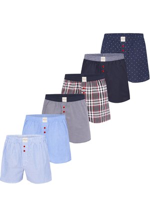 Ensemble de six boxers de différentes couleurs et motifs : rayé bleu clair, à pois bleu marine, écossais et uni bleu marine, avec des accents de boutons.