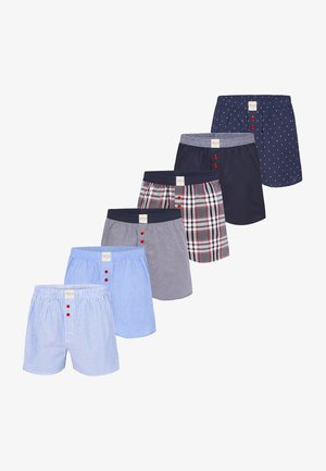 Ensemble de six boxers de différentes couleurs et motifs : rayé bleu clair, à pois bleu marine, écossais et uni bleu marine, avec des accents de boutons.