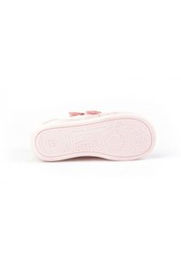 Suela de zapato rosa claro con patrones texturizados y acentos circulares. Presenta inscripciones de "Hechos en España" y "Made in Spain" para la marca.