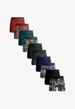 Devět párů pánských boxer šortek v různých barvách, včetně červené, zelené, černé a modré, mají rozmanité vzory a elastické pasy.