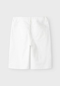 Vita denimshorts med rak passform, med två bakfickor och midjeband. Slät textur, längd till mitten av låret.