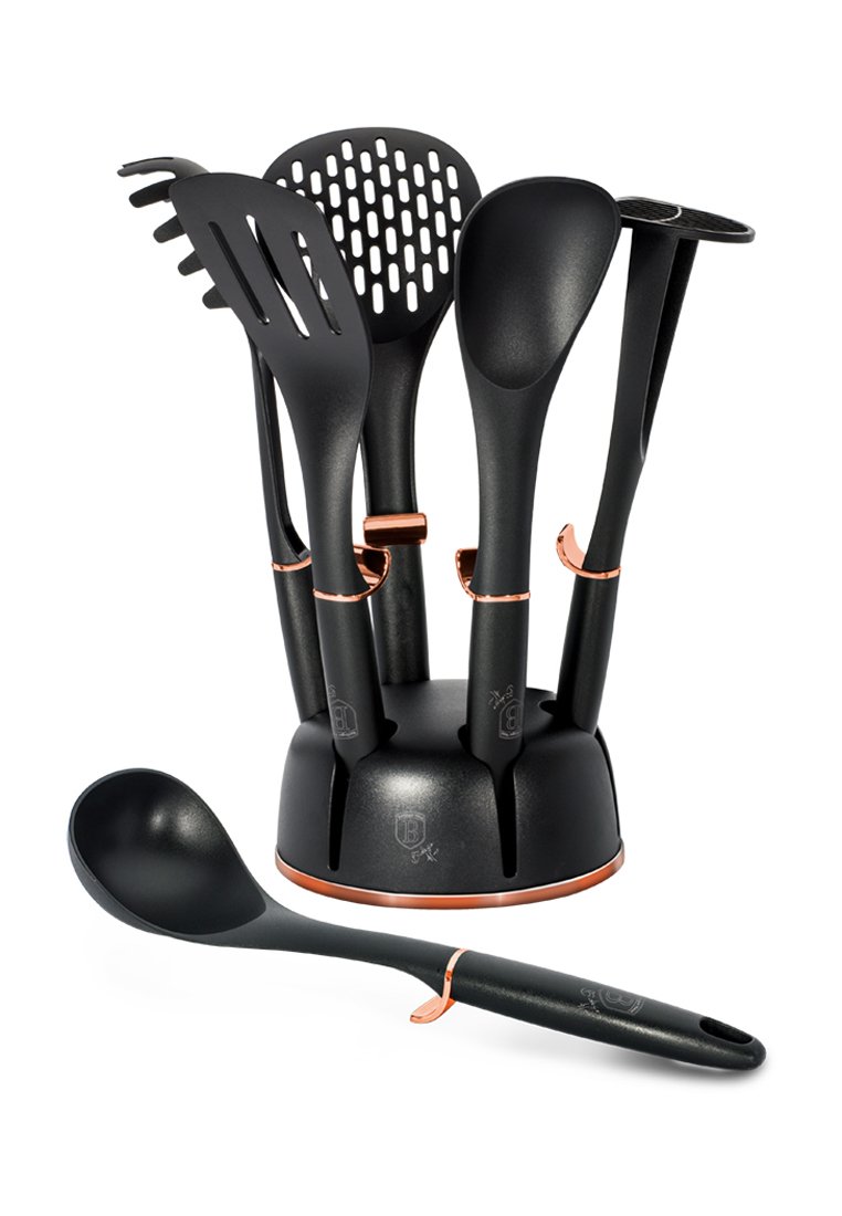 Sada kuchyňských nástrojů černé barvy se zaobleným držákem. Obsahuje děrovanou lžíci, obracečku a naběračku, které mají měděné akcenty a různé tvary.
