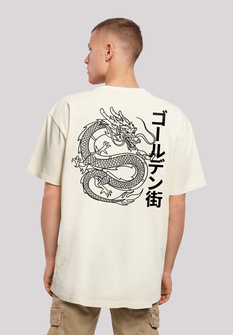 Kurze Ärmel Creme T-Shirt mit großem schwarzen Drachenmotiv und japanischem Text auf der Rückseite, lässiger Schnitt und weicher Textur.