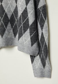 Grau gestrickter Pullover mit einem Diamantmuster in Dunkelgrau und Hellgrau. Gerippte Bündchen und Saum mit weicher Textur.