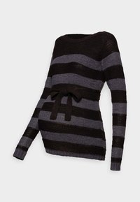 Sweter ciążowy w paski z długimi rękawami, z naprzemiennymi czarnymi i szarymi pasami oraz związaną w talii szarfą, która podkreśla sylwetkę.