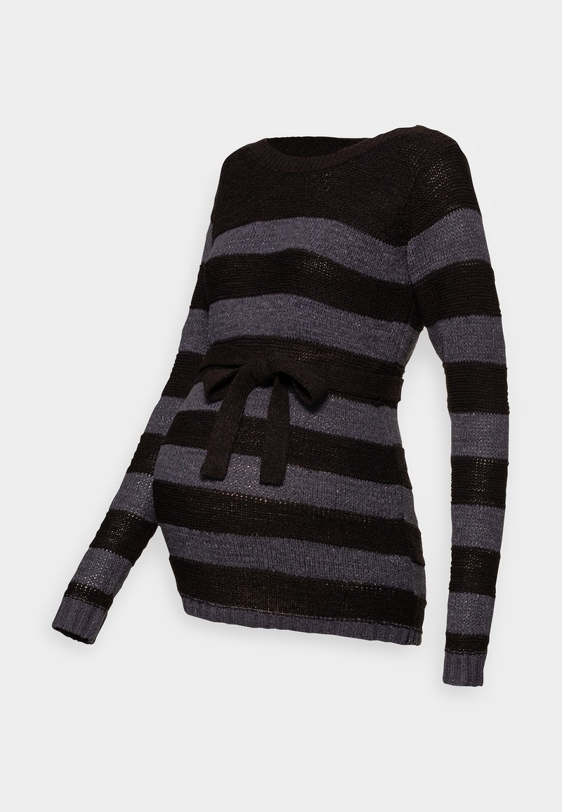 Sweter ciążowy w paski z długimi rękawami, z naprzemiennymi czarnymi i szarymi pasami oraz związaną w talii szarfą, która podkreśla sylwetkę.