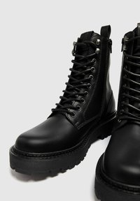 PULL&BEAR TRACK  - Gležnjarji z vezalkami - black