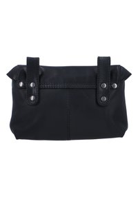 Černá kožená taška s dvěma horními uchy, sponkovými uzávěry a viditelným prošíváním. Hladký povrch s strukturovaným designem a bez dalších vzorů.