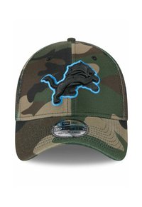 Tarnmuster-Baseballcap mit einem schwarzen Löwenlogo, das in Blau umrandet ist; aus Stoff mit Nähdetails gefertigt. Größe Mittel-Groß.