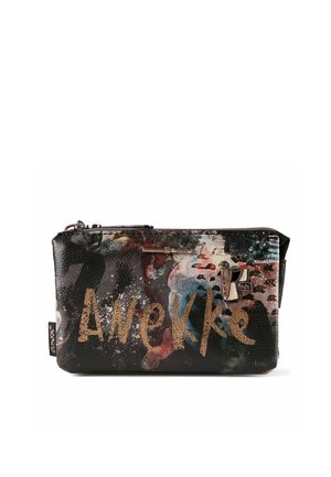 Schwarzer, strukturierter Beutel mit bunten abstrakten Drucken, dem Wort "Anekké" in Gold und einem silbernen Reißverschluss mit dekorativem Anhänger.