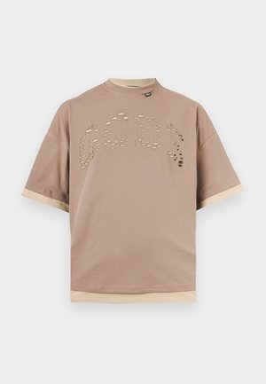 Beiges T-Shirt mit kurzen Ärmeln, geschichtetem Saum und Ärmeln, auf der Brust mit dem Schriftzug "GCDS", der aus kleinen ausgestanzten Löchern besteht.