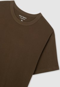 T-shirt in cotone pesante marrone con scollatura rotonda, maniche corte e un'etichetta che presenta "TERRANOVA" e taglia XL.