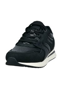 Schwarze Sneakers mit strukturierten und glatten Elementen, schwarzen Schnürsenkeln, weißer Sohle und Markenname an der Seite, schräg von vorne betrachtet auf weißem Hintergrund.