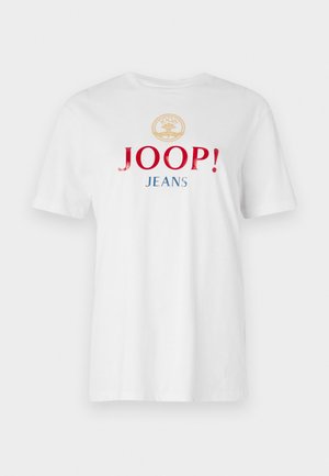 Witte katoenen t-shirt met een ronde hals, korte mouwen en gedurfde meerkleurige tekst: "JOOP!" in het rood en "JEANS" in het blauw onder een gouden embleem.