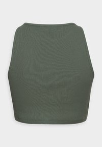 Olivovo zelený vypasovaný crop top s vysokým golierom a širokými prieramkami, s hladkou textúrou a priliehavým dizajnom pre pohodlie.