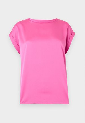 Világos rózsaszín rövid ujjú blúz felhajtott mandzsettákkal és kerek nyakkivágással, egyszerű világos háttér előtt bemutatva.