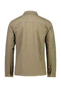 Długa khakii kurtka z długim rękawem, kołnierzem, mankietami na guziki oraz gładką bawełnianą fakturą. Posiada detal w postaci tylnej zaszewki.