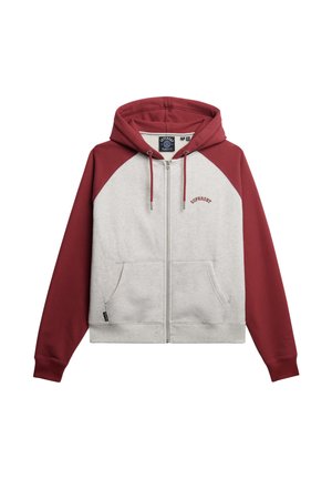 Kapuzensweatshirt mit grauem Körper und burgunderfarbenen Ärmeln, ausgestattet mit Kängurutaschen, einer Kordelzugkapuze und dem roten "Superdry"-Logo.