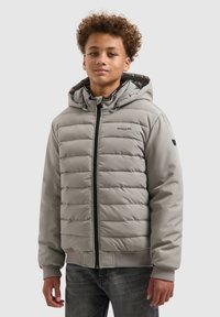 Grijze donzen jas met ritssluiting aan de voorkant, capuchon en elastische manchetten. Voorzien van gestikte horizontale lijnen en een logo op de linkerborst.