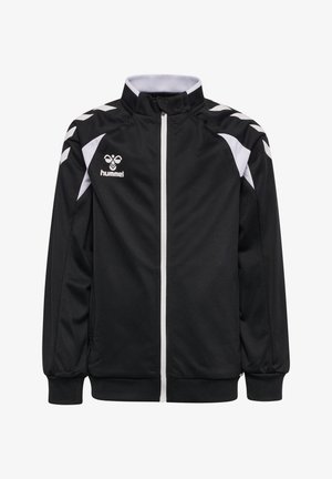 Czarna i biała sportowa kurtka z pełnym zamkiem z przodu, wysokim kołnierzem i wzorem w jodełkę na ramionach, z logo hummel na piersi.