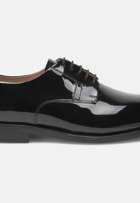 Schwarzer Lackleder-Hochzeitschnürschuh mit glattem, abgerundetem Zehenbereich und niedrigem Absatz auf einem weißen Hintergrund.