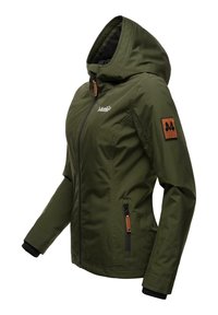 Groene outdoorjas met een ritssluiting aan de voorkant, capuchon, zwarte binnenvoering, logo op de borst en een leren accent in bruin op de mouw.