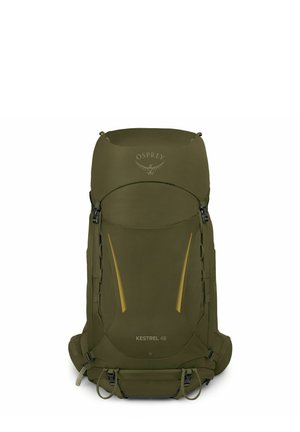 Zaino da trekking Green Osprey Kestrel 48 con spallacci imbottiti, tasche frontali e cinghie di compressione su sfondo bianco.