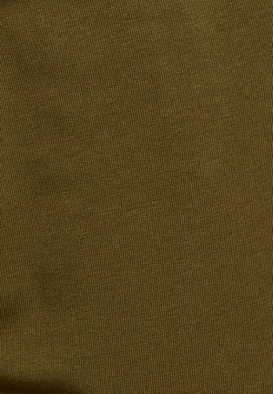 Nahaufnahme einer olivgrünen, gerippten Strickstoffstruktur mit feinen vertikalen Linien.