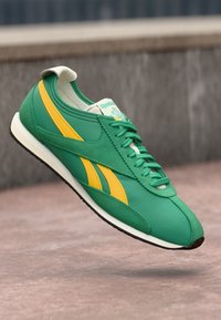 Reebok Classic R400 UNISEX - Tenisky - upgrade green/golden-coloured haze/chalk