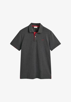 Polo shirt cinza escuro feito em algodão, com um colarinho e detalhes em vermelho em contraste, três botões e logo bordado no peito.