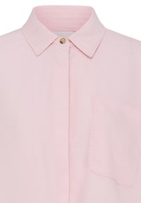 Chemise rose clair avec col, un seul bouton au niveau du cou et une poche poitrine sur le côté droit.