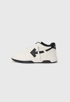 Λευκό αθλητικό παπούτσι με μαύρες λεπτομέρειες, καουτσούκ σόλα, υφή δέρματος, μεγάλο μαύρο σχέδιο βέλους και κορδόνια με λογότυπο.