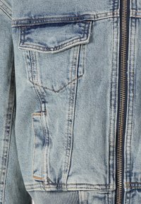 Good American TRUCKER - Τζιν μπουφάν - indigo