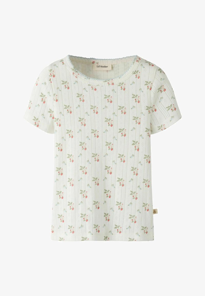 Haut blanc à manches courtes avec un petit motif floral comprenant des baies rouges et des feuilles vertes, encolure ronde et rayures verticales texturées.
