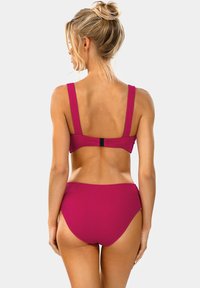 Fuksjowy dwuczęściowy bikini z fakturowanej tkaniny, szerokimi ramiączkami i zapięciem z tyłu, z wysokim stanem dolnej części.