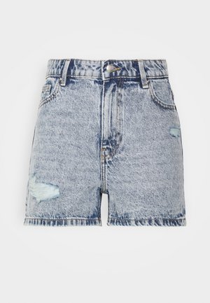 Lyseblå højtaljede denimshorts med falmet vask, slidte pletter foran, bæltestropper, forreste knap og lynlås.