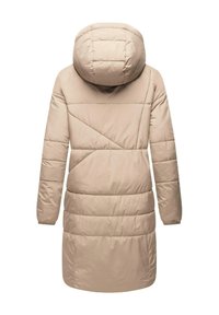Beige pufferjack met een capuchon, voorzien van horizontale en diagonale quiltpatronen, lange mouwen en een lengte tot halverwege de bovenbenen. Gladde textuur.