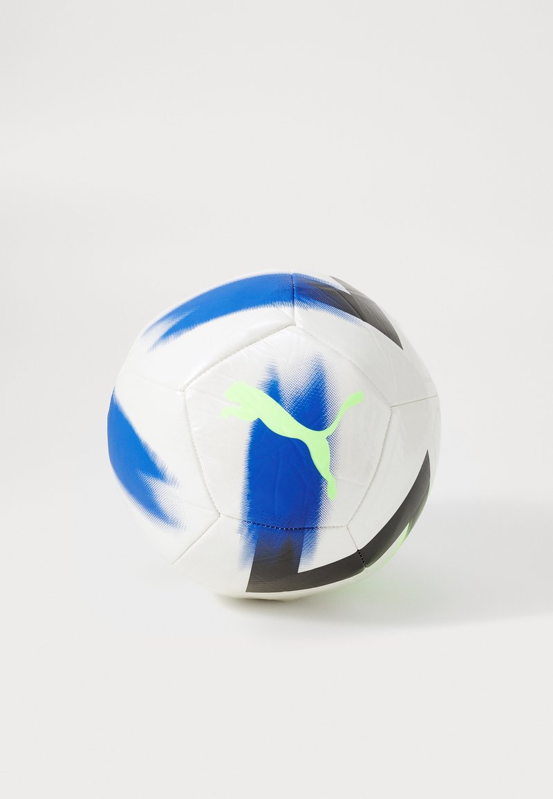 Balle de football Puma avec une surface blanche ornée de motifs en coups de pinceau bleus et noirs, et un logo vert fluo sur un panneau.