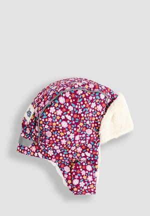 Purpura ziedu raksta ziemas cepure ar mīkstu krēms krāsas flīsa oderi. Izstrādājuma detaļas ietver pelēkus akcentus un sānu birku ar logo.