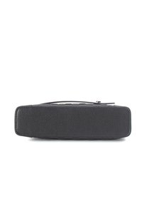 Borsa in pelle nera con finitura testurizzata, forma rettangolare, manico superiore e chiusura con zip. Presenta cuciture sottili lungo i bordi.