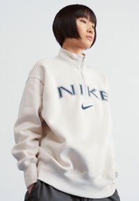 Nike Sportswear LOGO - Mikina - light orewood brown/white/armory navy