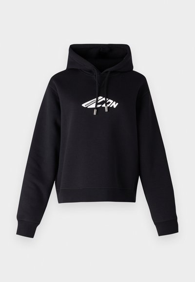 Schwarzer Kapuzenpullover mit einem Front-Logodesign in Weiß, ausgestattet mit einem Kordelzugverschluss sowie gerippten Bündchen und Saum. Aus hochwertigem Baumwollmischmaterial.
